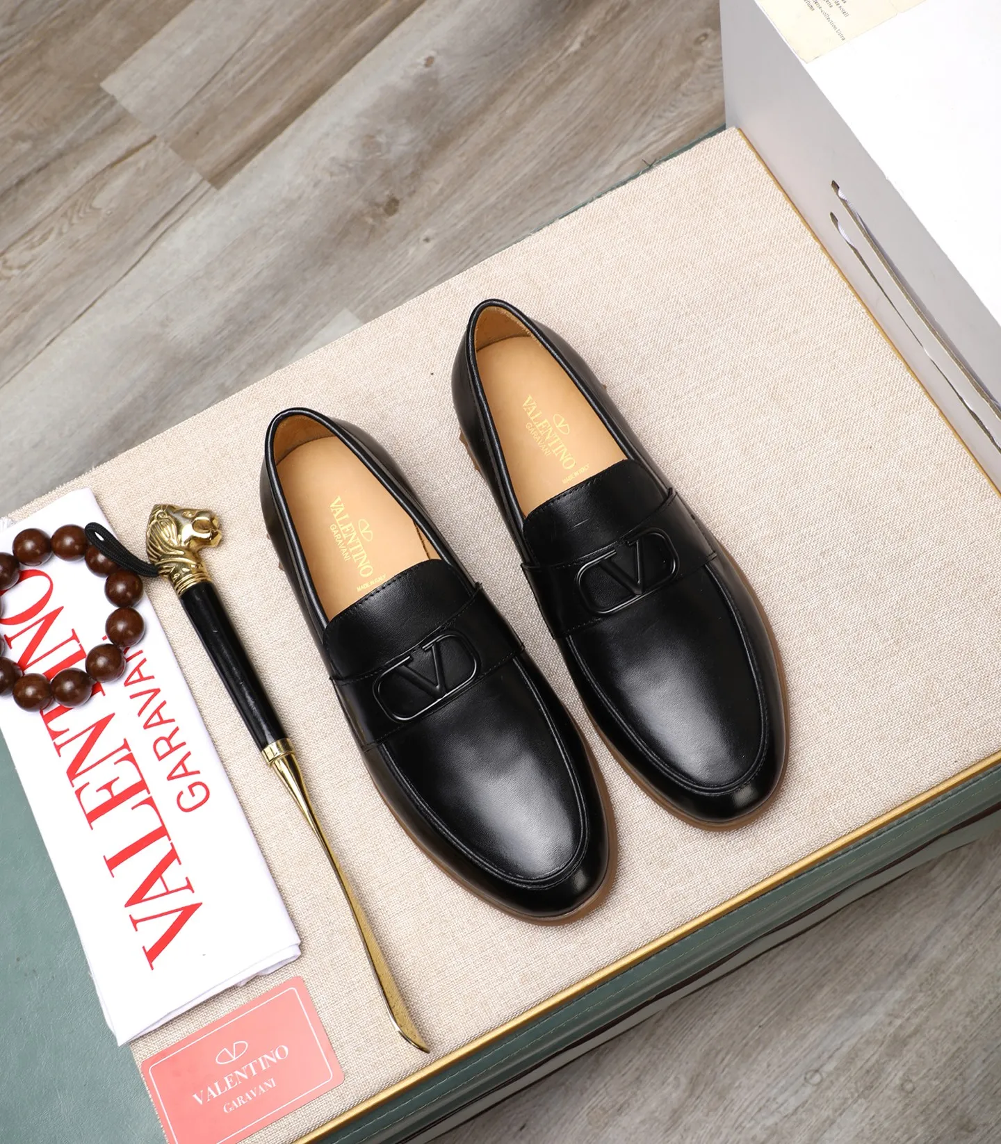 Men's shoes 💰520 [Valentino-Valentino] High-quality boutique men's shoes. The same style as the celebrities, original and authentic.✅ Made of imported cowhide + original apricot cowhide lining. The French luxury model is priced at 14,080 Swiss francs. It is also a Paris Fashion Week catwalk model. A brand can be deeply rooted in your heart, and a pair of shoes can make you linger. What you wear is not only noble, but also an aura. 👻Standard 38-45